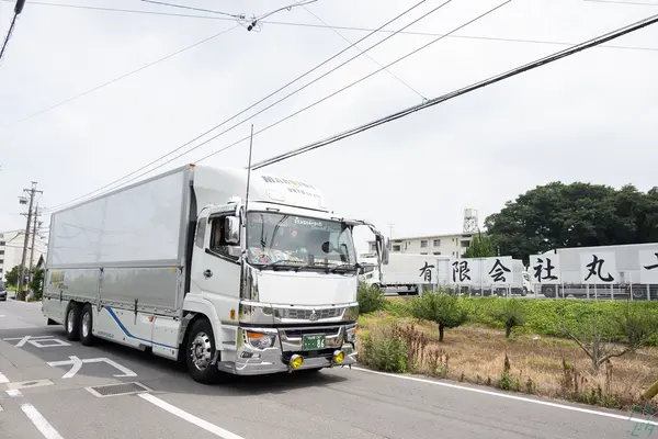 愛知県半田市の大型トラックドライバーの求人情報イメージ - 有限会社丸十運輸 - No.89120-01