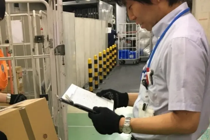 未経験◎空港内の店舗へお土産品を配達！時給1500円★