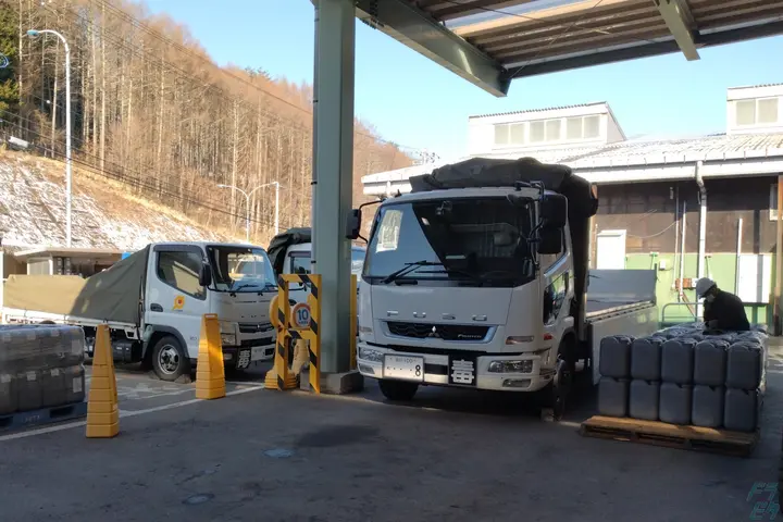 長野県茅野市の大型トラックドライバーの求人情報イメージ - 株式会社土田商店 諏訪化成品センター - No.42087-01