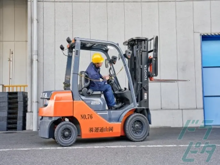 岡山県岡山市中区の大型トラックドライバーの求人情報イメージ - 岡山通運株式会社 本社営業所 - No.46525-03