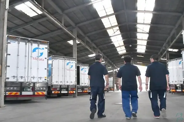 兵庫県西宮市の大型トラックドライバーの求人情報イメージ - 大阪宮田運送株式会社 - No.85675-01