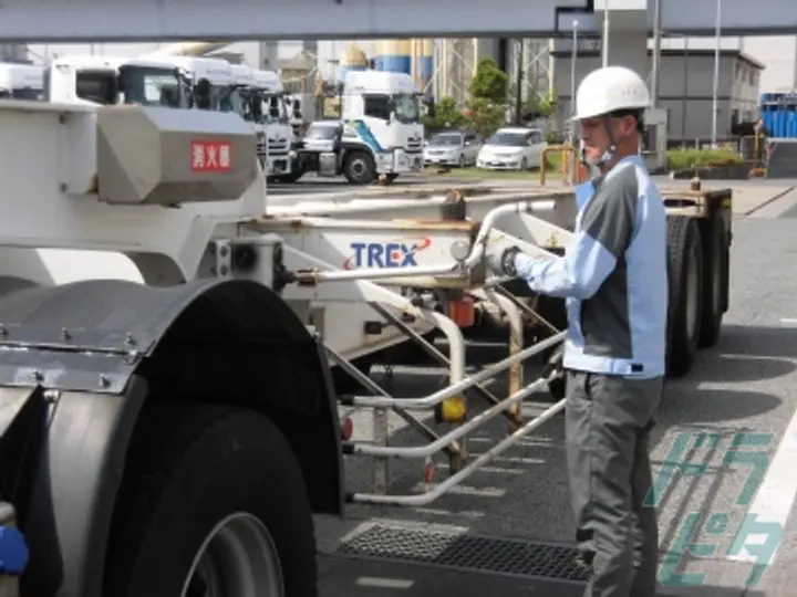 神奈川県川崎市川崎区の大型トラックドライバーの求人情報イメージ - ブルーエキスプレス株式会社 横浜営業所 - No.50165-03