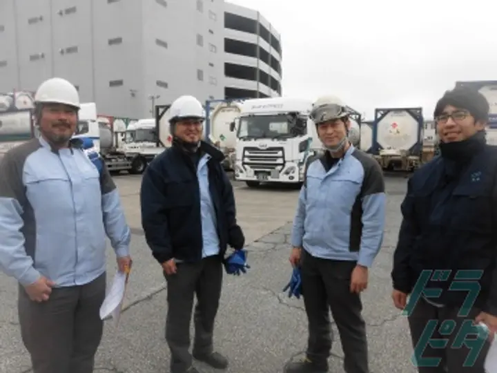 神奈川県川崎市川崎区の大型トラックドライバーの求人情報イメージ - ブルーエキスプレス株式会社 横浜営業所 - No.50165-04