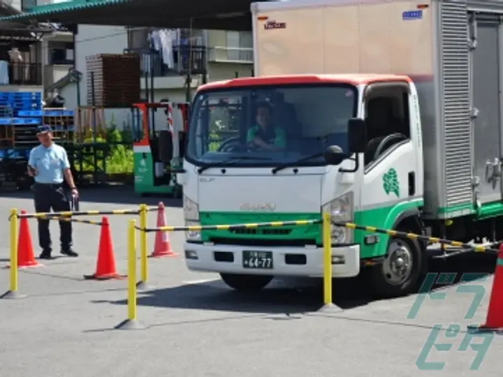 大阪府摂津市の中型トラックドライバーの求人情報イメージ - 大阪センコー運輸株式会社 新流事業所 - No.53014-03