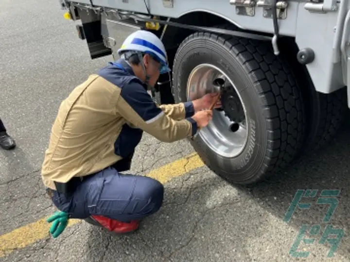 福岡県古賀市の大型トラックドライバーの求人情報イメージ - 福岡トランス株式会社 福岡ソリューションセンター - No.53726-02