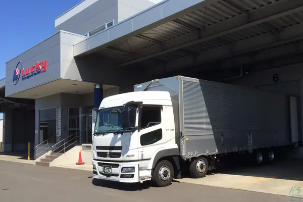 北海道札幌市白石区の大型トラックドライバーの求人情報イメージ - ラッキー運輸株式会社 本社 - No.61528-01