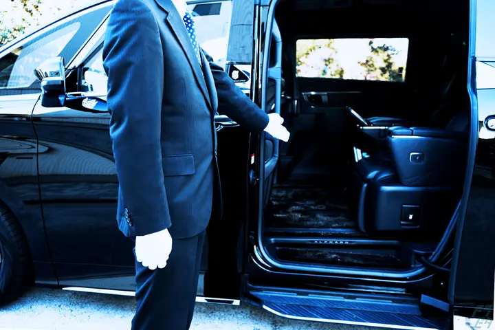 平均年収848万！英会話スキル活かせる★VIPの送迎