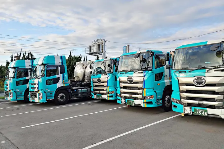 日勤＼中高年が活躍／年収620万円可能◆タンクローリー