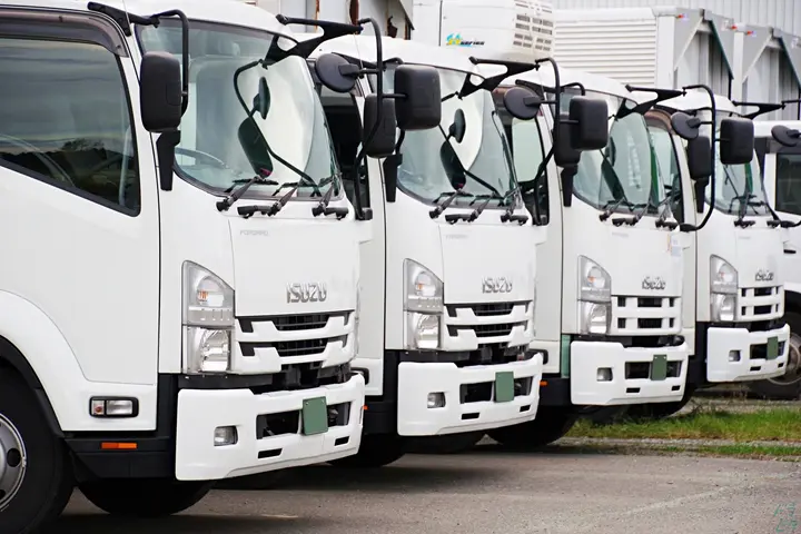 未経験＆入社1年目で月30万可能＜日勤×近距離＞中型