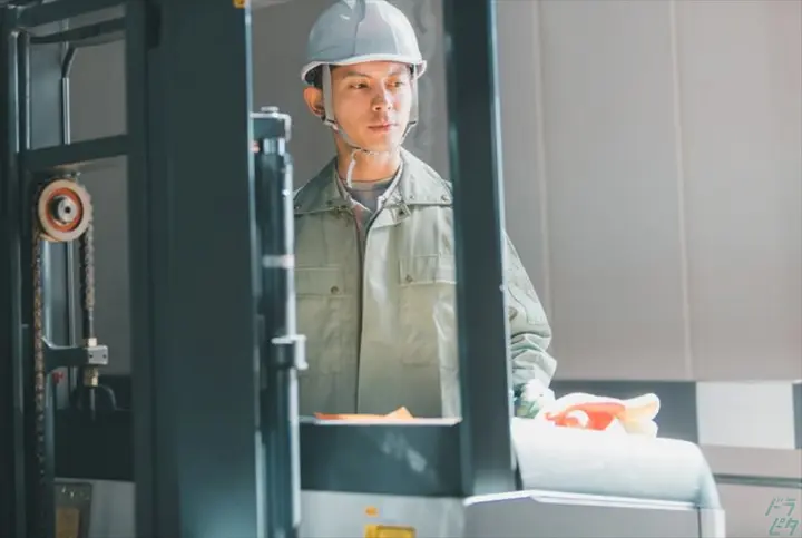 リフト作業で《月32万～》完全週休2日制で働きづめ無縁