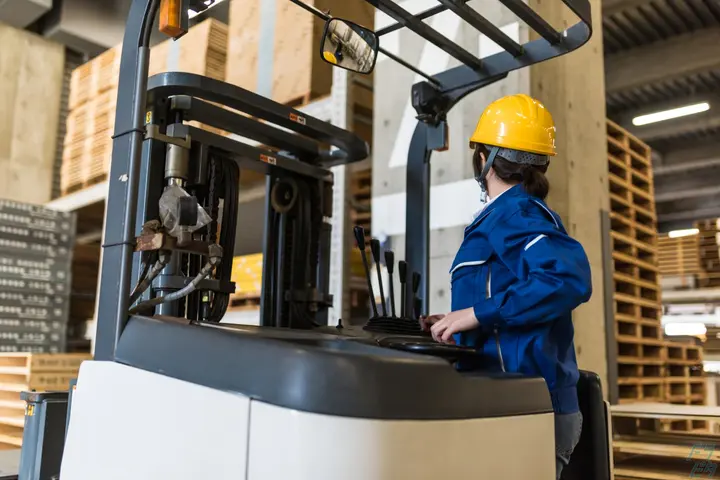 数字通りピッキンするだけのリフト作業員＊完全週休2日制