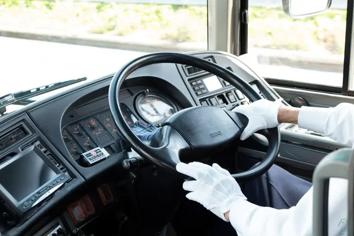未経験から憧れの観光バス運転手へ！週休2日で月40万も