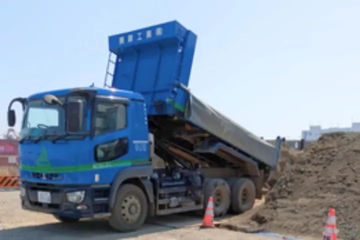 「えっ、こんなにも楽なの？」ダンプで土砂運搬／日勤のみ