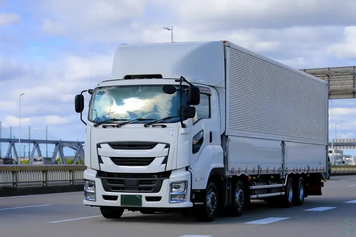 埼玉県三郷市の大型トラックドライバーの求人情報イメージ - 株式会社キャリア　船橋支店 - No.75922-01