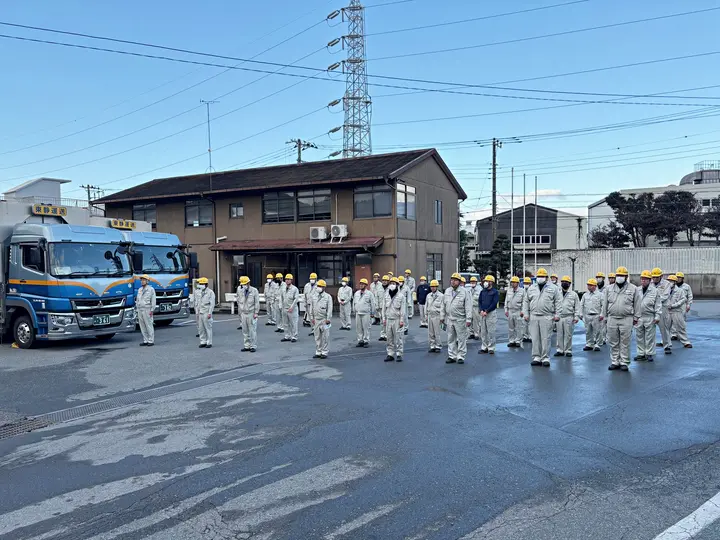 静岡県裾野市の大型トラックドライバーの求人情報イメージ - 東静運送株式会社 裾野営業所 - No.75932-02