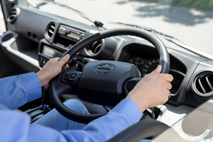 富山県射水市の大型トラックドライバーの求人情報イメージ - 一宮運輸株式会社 物流センター富山 - No.76016-02