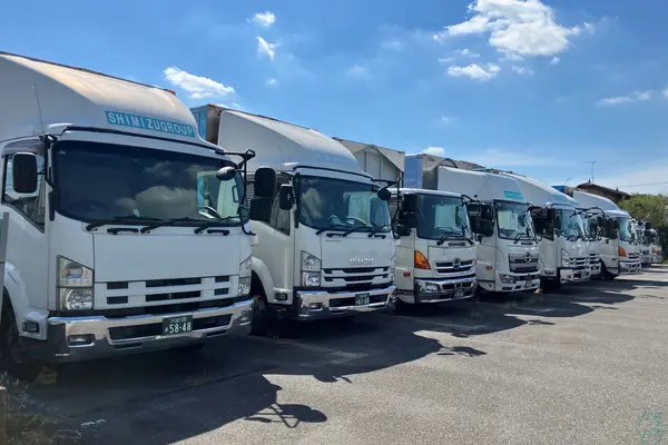 埼玉県入間市の中型トラックドライバーの求人情報イメージ - 株式会社エスユーロジ 入間事業所 - No.76086-01