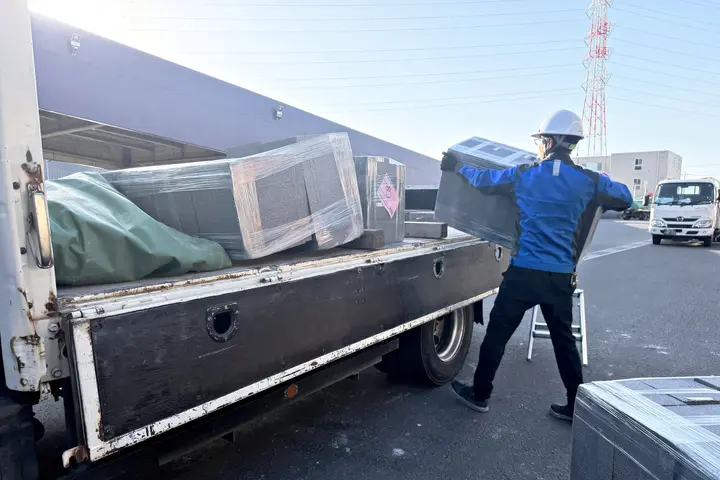 埼玉県春日部市の中型トラックドライバーの求人情報イメージ - 株式会社KNDコーポレーション さいたま物流センター - No.76098-01