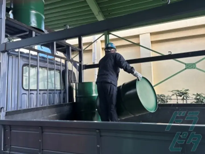 神奈川県横浜市鶴見区大黒町の中型トラックドライバーの求人情報イメージ - 横浜容器工業株式会社 - No.76217-02