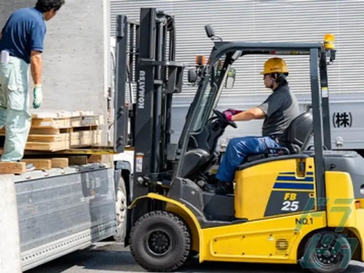 千葉県柏市の中型トラックドライバーの求人情報イメージ - 株式会社山崎運送 柏営業所 - No.76860-03