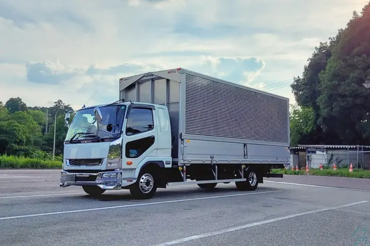 社員想いの健康経営優良法人◎未経験OKの中型ドライバー