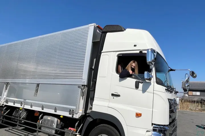 奈良県天理市の大型トラックドライバーの求人情報イメージ - 株式会社Aoi 本社 - No.77994-01