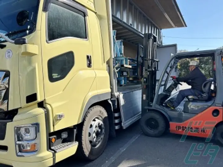 三重県伊勢市の大型トラックドライバーの求人情報イメージ - 伊勢陸運株式会社 - No.78474-03