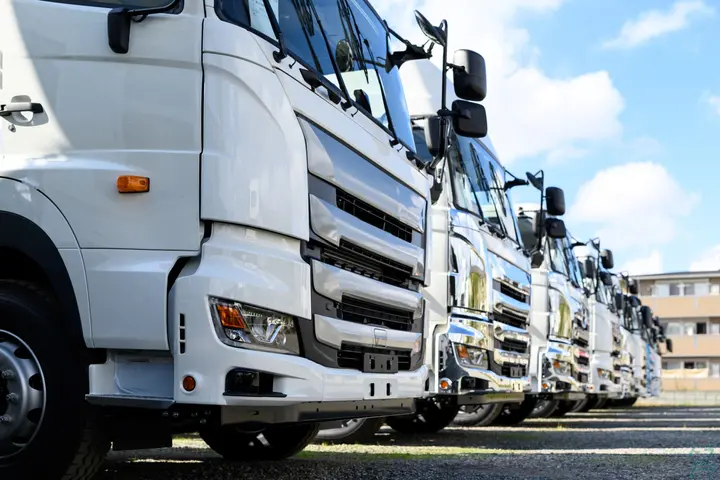 月収30万円～可！専用車で走る大型ドライバー◎食品配送