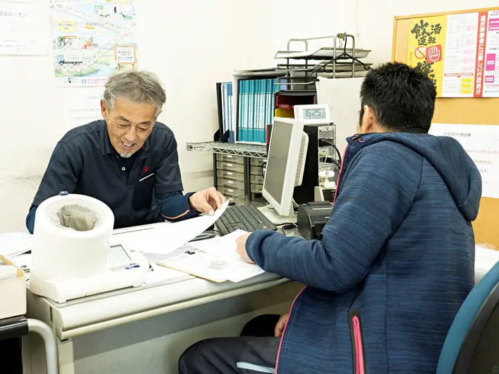 神奈川県厚木市の大型トラックドライバーの求人情報イメージ - 株式会社関東冷貨　本社 - No.78642-03