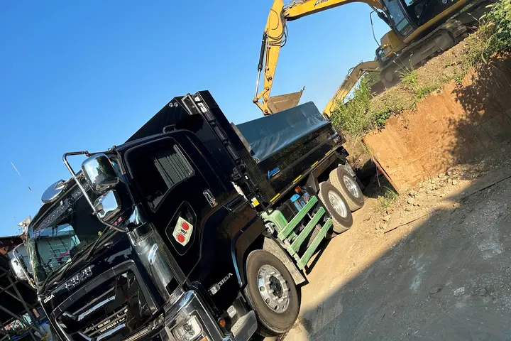 神奈川県横浜市旭区の大型トラックドライバーの求人情報イメージ - 株式会社AOBA 上川井営業所 - No.78710-01