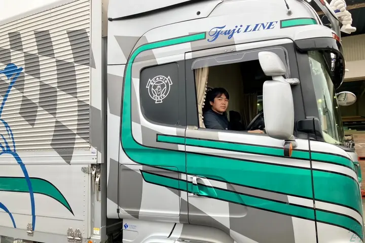 神奈川県横浜市都筑区東方町の大型トラックドライバーの求人情報イメージ - 株式会社フジライン 横浜本社 - No.79689-01
