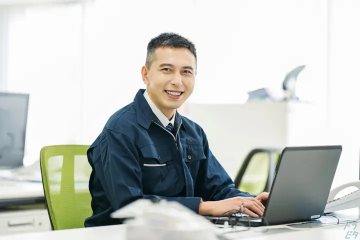 未経験から…＼人気の事務系に挑戦できる／完全週休2日制