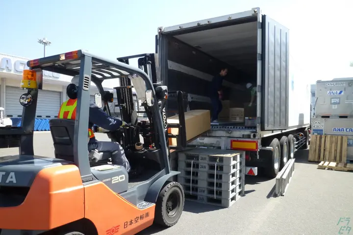 鹿児島県霧島市のフォークリフトオペレーターの求人情報イメージ - 日本空輸株式会社　九州支店 - No.78955-01