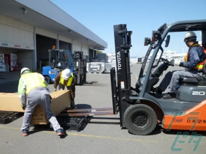 鹿児島県霧島市のフォークリフトオペレーターの求人情報イメージ - 日本空輸株式会社　九州支店 - No.78955-03