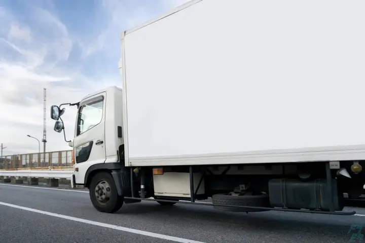 日勤＊地場＊完休2日◎中型でも月34万可★若手活躍中！