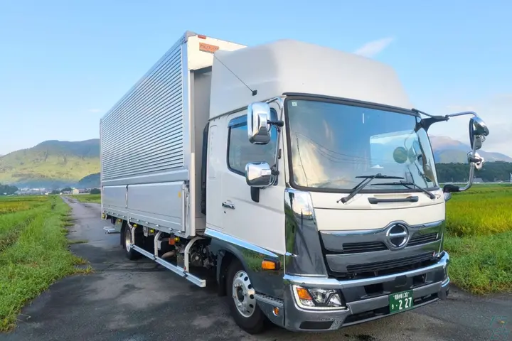 日勤だけで…月給50万も可！社員寮完備の中型ドライバー