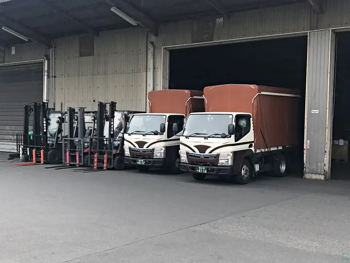 東京都足立区の中型トラックドライバーの求人情報イメージ - 江陽運送株式会社 足立営業所 - No.81042-03