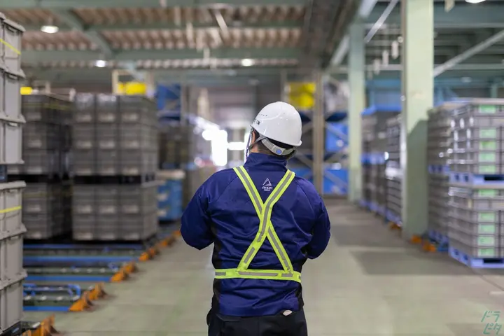 【年間休日121日】倉庫内作業／月30万～＊賞与年2回