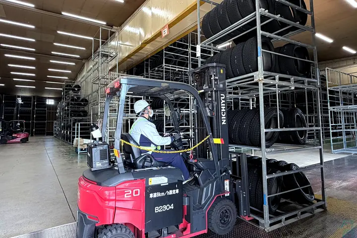 フォークリフト作業で…土日休み＋日勤＋残業月15時間程