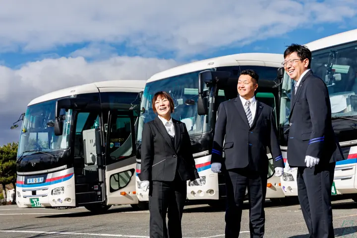 夢を仕事に♪普通免許でバス運転手に！平均年収560万◎