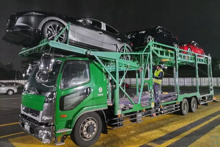 片道2時間ほど◎新車運搬の夜間キャリアカー♪／正社員