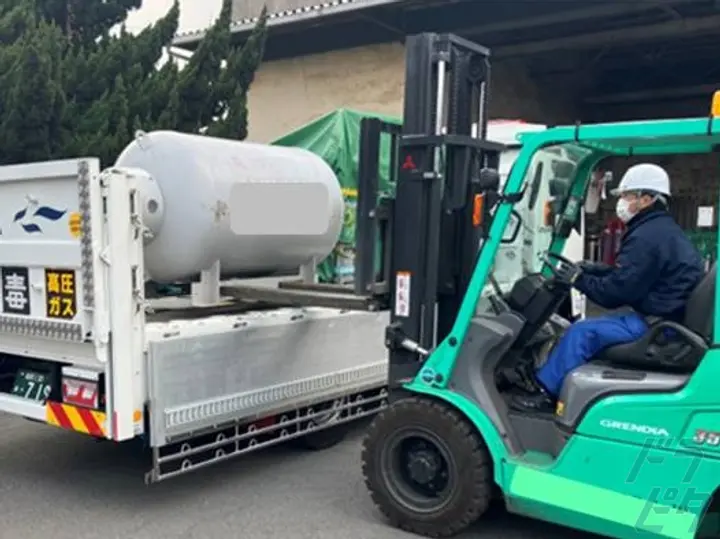 神奈川県藤沢市の大型トラックドライバーの求人情報イメージ - 株式会社イワサワ 藤沢営業所 - No.85688-02