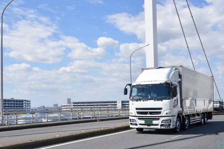 毎日帰れて…＼月給38万円も叶う／安定の大型ドライバー