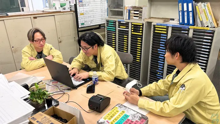 福岡県北九州市八幡西区洞北町の大型トラックドライバーの求人情報イメージ - 九州運輸建設株式会社 輸送事業所 - No.86661-04
